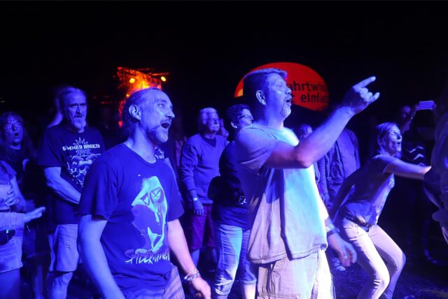 Die Besucher beim Red Balloon Festival genossen am Eröffnungsabend (2.8.) die gute Stimmung und den Mix unterschiedlicher Musikrichtungen.
