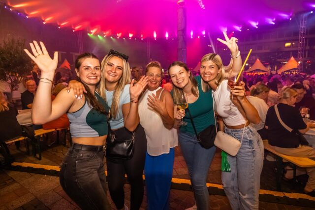 Fünf Frauen posieren bei der Lasershow-Party beim Festival Gourmedo in Dortmund.