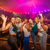 Fünf Frauen posieren bei der Lasershow-Party beim Festival Gourmedo in Dortmund.