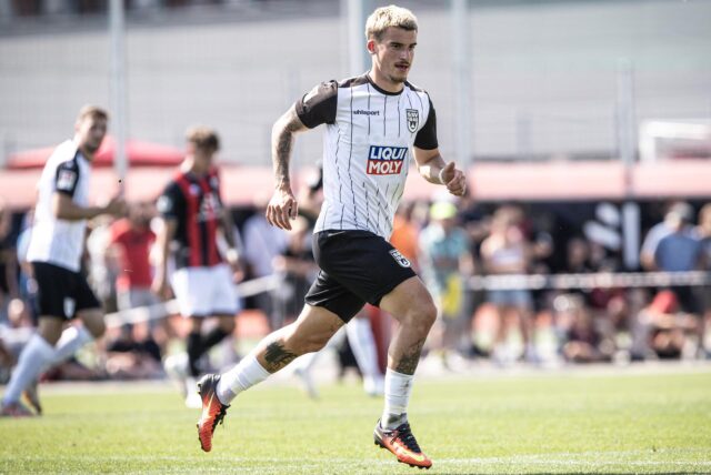 Niklas Castelle läuft im weiß-schwarzen Trikot des SSV Ulms im Testspiel über den Fußballplatz.