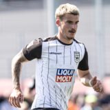 Niklas Castelle läuft im weiß-schwarzen Trikot des SSV Ulms im Testspiel über den Fußballplatz.