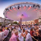 Besucher sitzen bei Gourmedo 2024 in Dortmund an Tischen und genießen die Speisen.