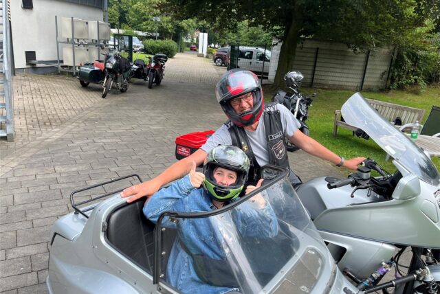 Reporterin Julia Müller sitzt im Beiwagen.