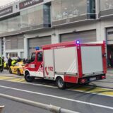 Feuerwehrleute laufen vor Box 27 in der Boxengasse des Nürburgrings.