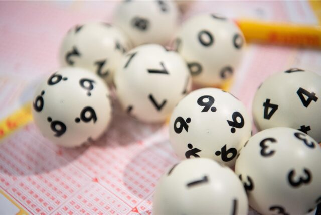 Lotto-Kugeln auf einem Tippschein