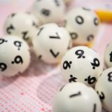Lotto-Kugeln auf einem Tippschein