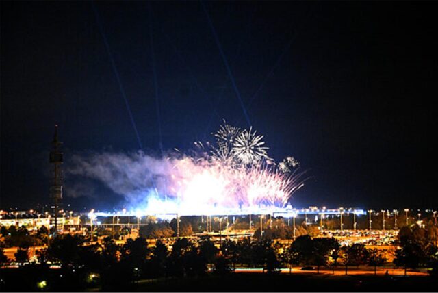 Ein Feuerwerk ist über dem Konzertstadion vom Aussichtshügel Riemer Park beim ersten von zehn Konzerten der britischen Sängerin Adele in München zu sehen.