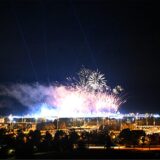 Ein Feuerwerk ist über dem Konzertstadion vom Aussichtshügel Riemer Park beim ersten von zehn Konzerten der britischen Sängerin Adele in München zu sehen.