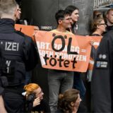 Polizisten bewachen Klimaaktivisten der «Letzten Generation» in der Innenstadt, nachdem diese versucht hatten, eine Straße zu blockieren.