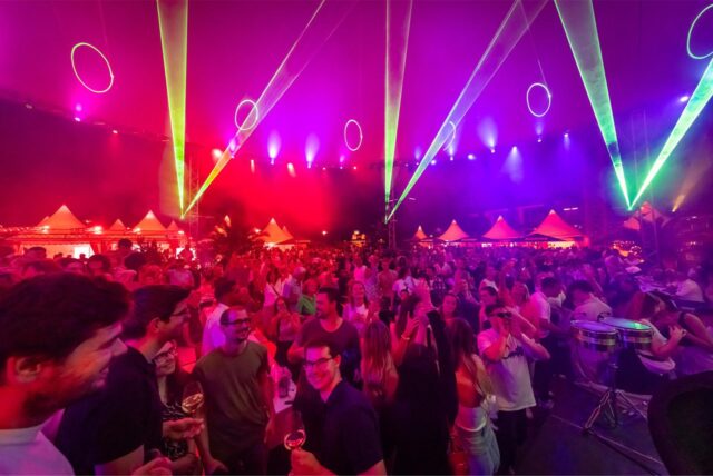 Menschen verfolgen die Lasershow auf dem Dortmunder Friedensplatz bei Gourmedo.