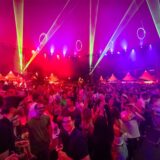 Menschen verfolgen die Lasershow auf dem Dortmunder Friedensplatz bei Gourmedo.