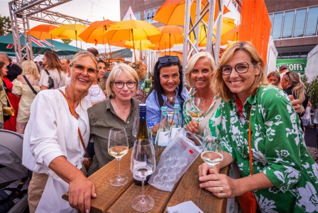 Gäste der Gourmedo 2024 auf dem Friedensplatz in Dortmund