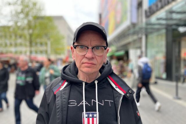 Rüdiger „Balu“ Mertens auf dem Westenhellweg. Früher habe er hier gebettelt. Mittlerweile kennt er die Abgründe aus den Wohnungen der Menschen in Dortmund.