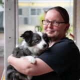 Tierheimleiterin Debbie Winzösch aus Recklinghausen mit einem Hund im Arm.