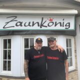Zwei Mitglieder eines Fußball-Fanclubs stehen Arm in Arm nebeneinander vor dem Zaunkönig in Oer-Erkenschwick.