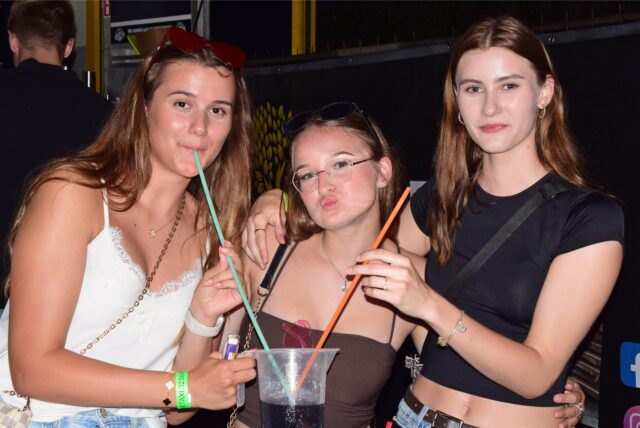 Drei junge Frauen mit Getränk.