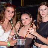 Drei junge Frauen mit Getränk.