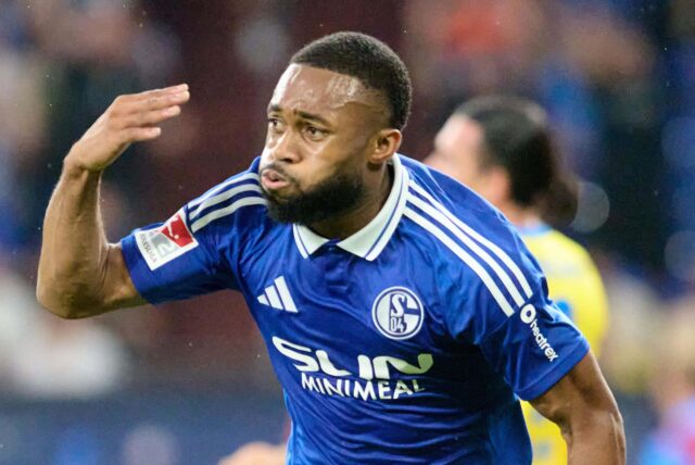Auf dem linken Ärmel von Schalkes Moussa Sylla steht am Samstag schon der neue Sponsor der Königsblauen. Es ist die Firma Heatrexaus Castrop-Rauxel.
