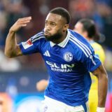 Auf dem linken Ärmel von Schalkes Moussa Sylla steht am Samstag schon der neue Sponsor der Königsblauen. Es ist die Firma Heatrexaus Castrop-Rauxel.