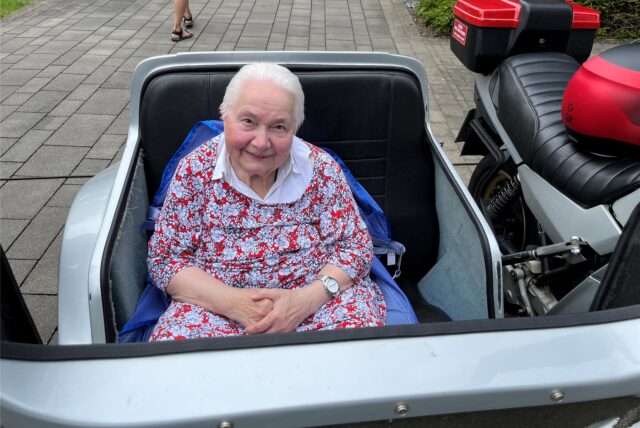 Edeltraud Lissok ist Bewohnerin im Altenheim St. Peter in Waltrop und sitzt im Beiwagen eines Motorrads.