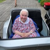 Edeltraud Lissok ist Bewohnerin im Altenheim St. Peter in Waltrop und sitzt im Beiwagen eines Motorrads.