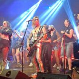 „Tragedy“ begeisterten mit einer irren Bühnenshow und holten auch das Publikum auf die Bühne.