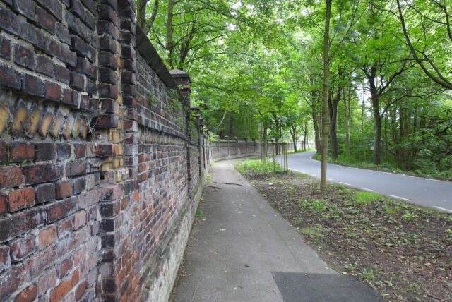 Die vermutlich noch ursprüngliche Zechenmauer von König Ludwig entlang der Henrichenburger Straße in Recklinghausen-Suderwich.