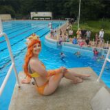 Cosplay Meerjungfrau auf einem Sprungturm