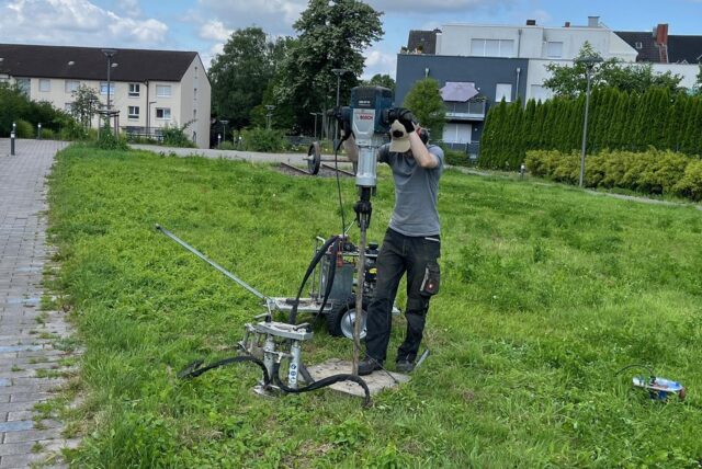 Auf der Maybacher Heide in Recklinghausen werden Bodenproben entnommen.