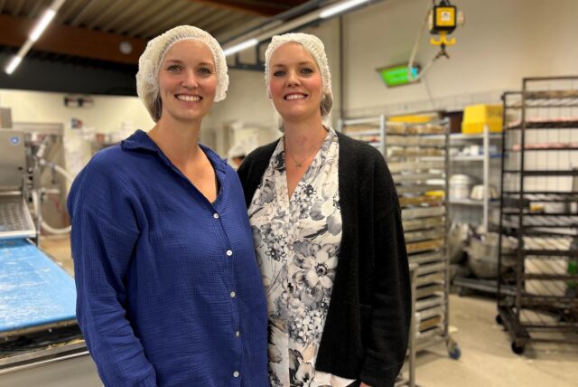 Lena und Hannah Rahenbrock in der Backstube ihrer Zentrale in Dortmund-Dorstfeld. Sie tragen Haarnetze, damit keine Haare in die Backwaren kommen.