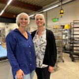 Lena und Hannah Rahenbrock in der Backstube ihrer Zentrale in Dortmund-Dorstfeld. Sie tragen Haarnetze, damit keine Haare in die Backwaren kommen.