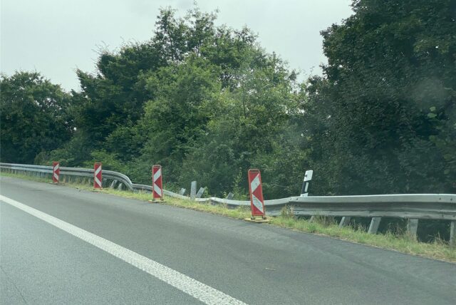 Am Tag nach dem Unfall wurde die schwer beschädigte Leitplanke an der Autobahn 52 auf Höhe der Anschlussstelle Marl-Frentrop mit Warnbarken abgesichert.