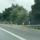 Am Tag nach dem Unfall wurde die schwer beschädigte Leitplanke an der Autobahn 52 auf Höhe der Anschlussstelle Marl-Frentrop mit Warnbarken abgesichert.