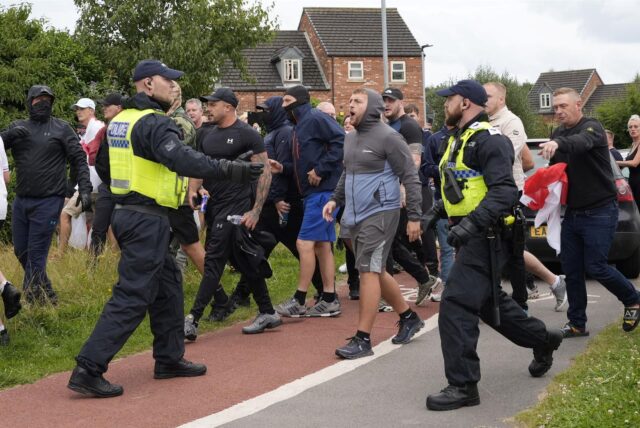 In Rotherham versammelte sich eine Menge vor einem Hotel, in dem Asylbewerber untergebracht sind.