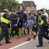 In Rotherham versammelte sich eine Menge vor einem Hotel, in dem Asylbewerber untergebracht sind.