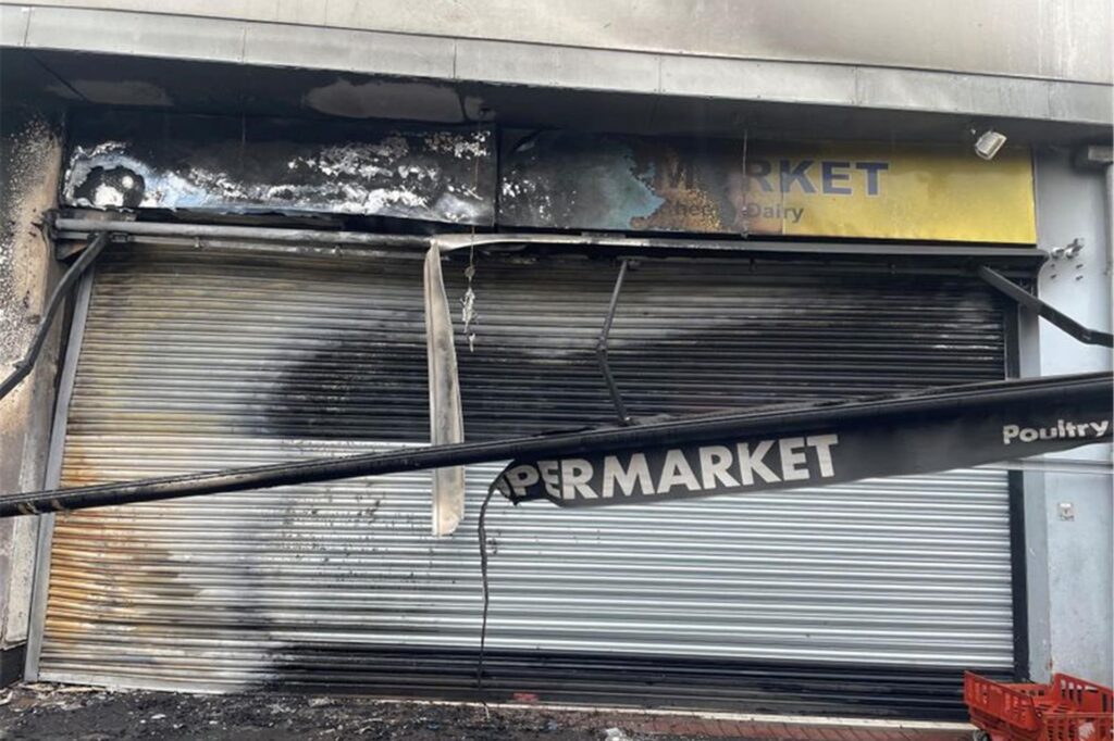 In der nordirischen Hauptstadt Belfast wurde ein Feuer in einem Supermarkt gelegt In der nordirischen Hauptstadt Belfast wurde ein Feuer in einem Supermarkt gelegt