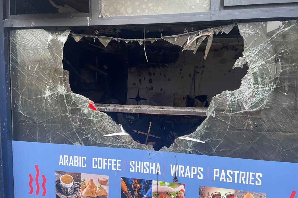 In mehreren Städten gab es schwere Krawalle.
Ein von Muslimen betriebenes Café wurde zerstört.
In mehreren Städten gab es schwere Krawalle.
Ein von Muslimen betriebenes Café wurde zerstört.