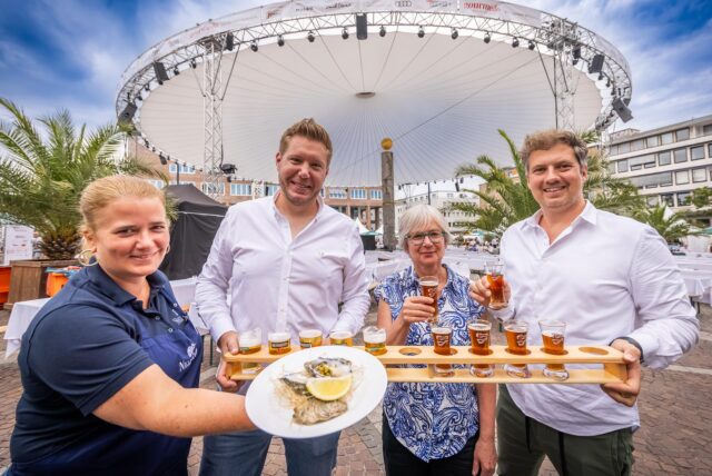 Fünf Frauen trinken auf der Gourmedo in Dortmund Wein.