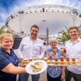 Fünf Frauen trinken auf der Gourmedo in Dortmund Wein.