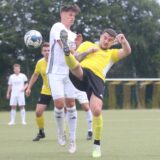 Eine Alternative bei Borussia Ahsen: Maik Knoblich (l.) hier gegen Leon Bettermann von Westfalia Vinnum (r.).
