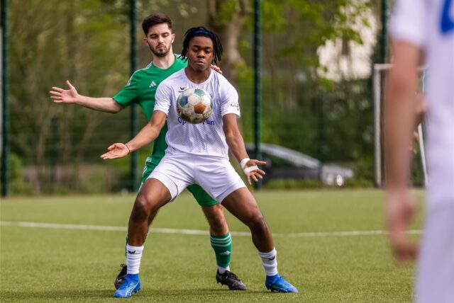 Wacker Obercastrop (weißes Trikot) spielte im Testspiel bei den SF Niederwenigern 1:1.