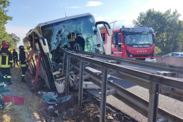 Ein von einer Leitplanke durchbohrter Reisebus steht auf dem Seitenstreifen einer Autobahn.