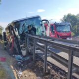 Ein von einer Leitplanke durchbohrter Reisebus steht auf dem Seitenstreifen einer Autobahn.