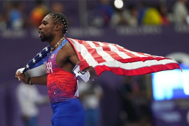 Gewinner Noah Lyles aus den USA feiert nach dem Rennen.