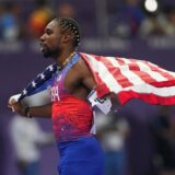 Gewinner Noah Lyles aus den USA feiert nach dem Rennen.