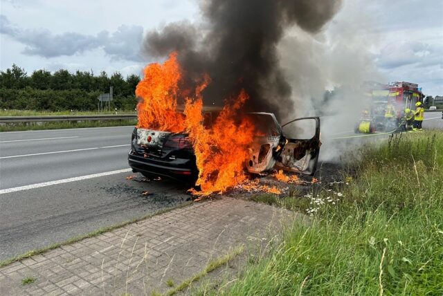 Als die Feuerwehr am Brandort eintraf, stand das Auto komplett in Flammen.