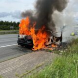 Als die Feuerwehr am Brandort eintraf, stand das Auto komplett in Flammen.