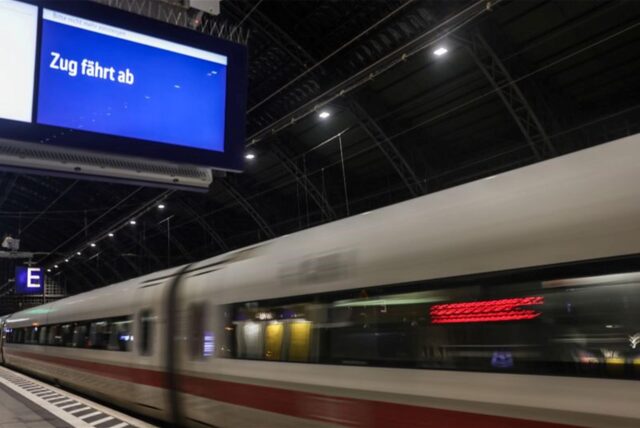 «Zug fährt ab» steht auf einer Anzeigetafel am Bahnsteig während ein ICE den Hauptbahnhof verlässt. Die Lokführergewerkschaft GDL hat ihren mehrtägigen Streik im Personenverkehr der Deutschen Bahn vorzeitig beendet. Ab Betriebsstart will die Bahn nun wieder den normalen Fahrplan anwenden.