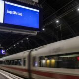 «Zug fährt ab» steht auf einer Anzeigetafel am Bahnsteig während ein ICE den Hauptbahnhof verlässt. Die Lokführergewerkschaft GDL hat ihren mehrtägigen Streik im Personenverkehr der Deutschen Bahn vorzeitig beendet. Ab Betriebsstart will die Bahn nun wieder den normalen Fahrplan anwenden.