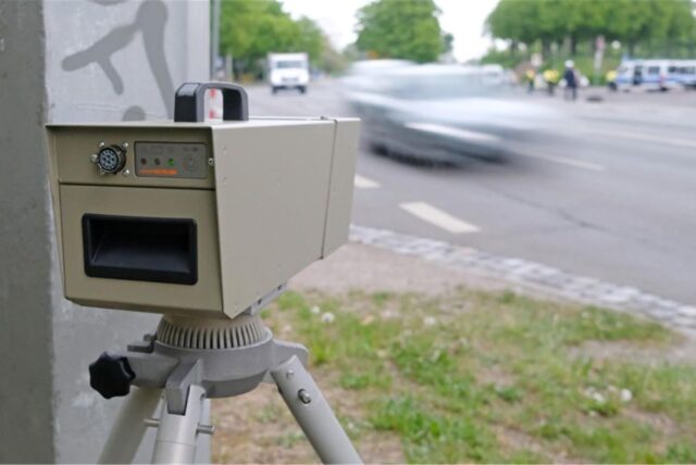 Die Kamera einer Geschwindigkeitsmesseinrichtung während einer Verkehrskontrolle.